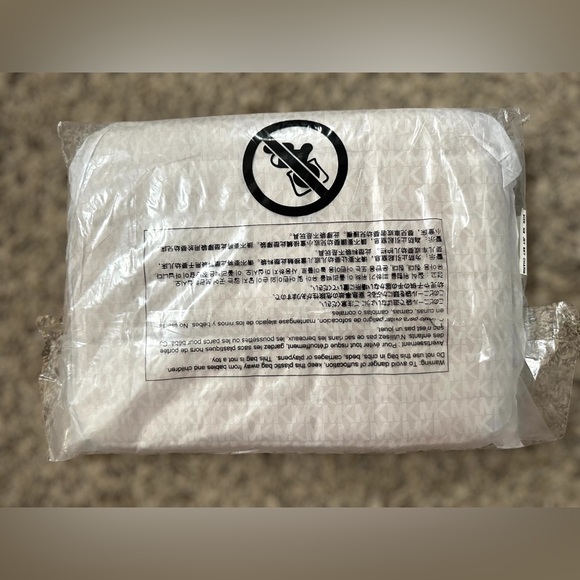 Michael Kors Mackbook/Ipad Case - Picture 4 of 5